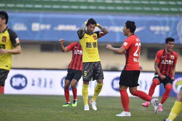 在她丈夫面前